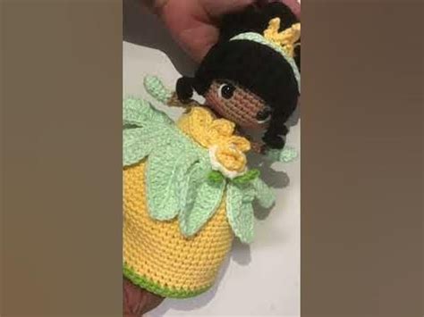 Princesa Tiana em amigurumi reversível aprincesaeosapo amigurumi