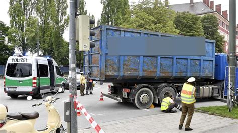 T Dlicher Unfall In Der Oberen Au Radfahrerin Von Lkw Berrollt