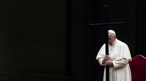 La Via Crucis Di Papa Francesco Con Due Donne Una Ucraina E Laltra