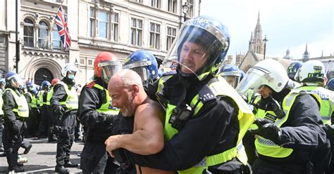 Al Menos Once Detenidos En Las Protestas Contra Las Restricciones Y Las