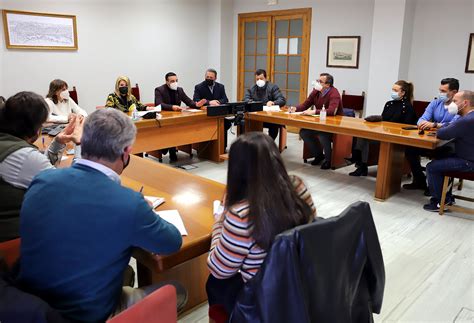 La alcaldesa informa a los vecinos de Plaza Aníbal González sobre la