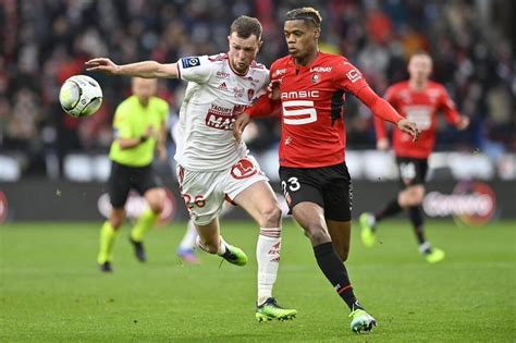 Dinan Un Match Entre Le Stade Rennais Et Le Stade Brestois Au Clos