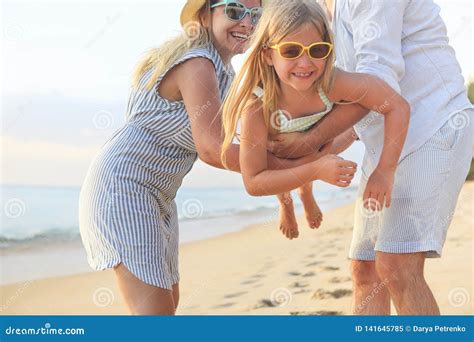 Glückliche Familie Auf Dem Strand Leute Spaß Auf Sommerferien