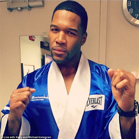 Michael Strahan Returns to GMA After Losing Part of His Pinky Finger ...