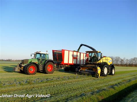 New Holland New Holland Fr Forage Cruiser Aan Het Gras Hakselen