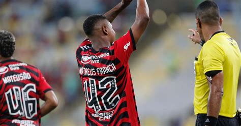 Autor do gol Matheus França celebra vitória do Flamengo na estreia do