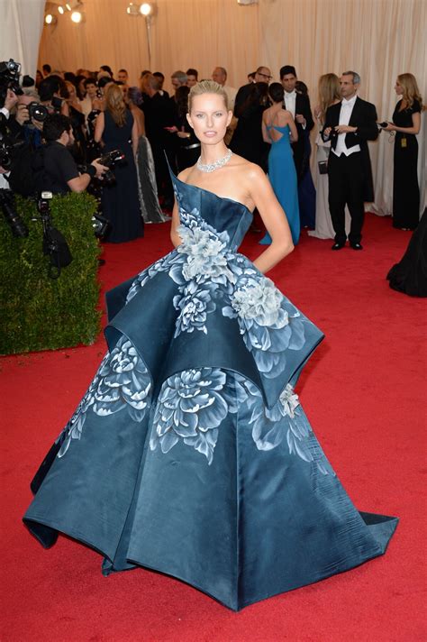 Vidéo Karolina Kurkova Assiste Au Met Gala Au Metropolitan Museum Of