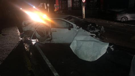 Carro Em Alta Velocidade Colide Contra Poste E Derruba Muro De Uma Casa