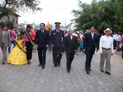 Colorido Desfile Para Rendir Homenaje A De Mayo El Diario Ecuador