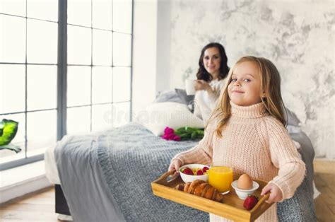 Pequeña Muchacha Que Sostiene La Bandeja Con Concepto Del Día Del S