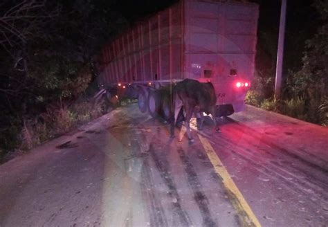 Tráiler A Punto De Caer De Un Puente Noticias De Hidalgo Zunoticia