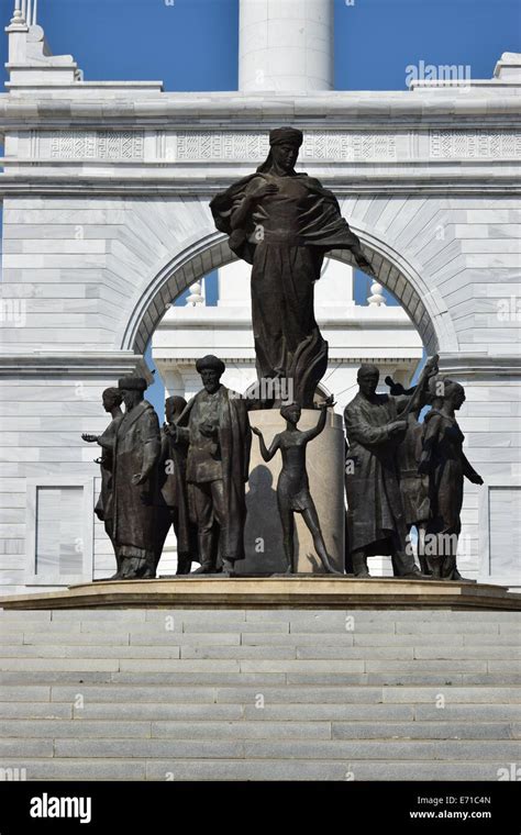 Monumento a la independencia de kazaj fotografías e imágenes de alta