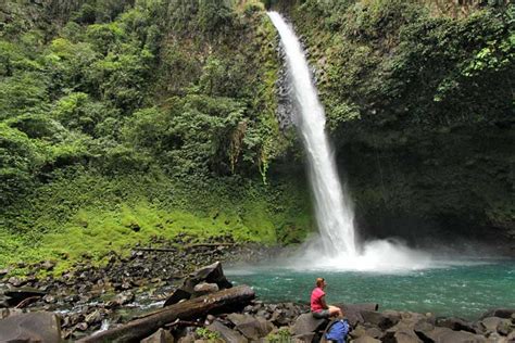 PHOTO: La Fortuna Waterfall near Arenal Volcano, Costa Rica