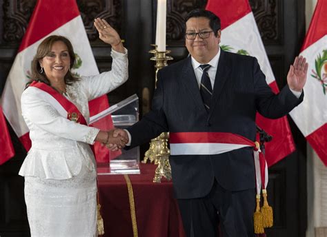 Presidenta de Perú anuncia gabinete para aplacar crisis política