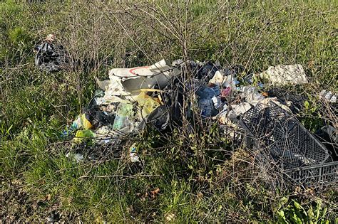 Ponsacco Abbandono Selvaggio Dei Rifiuti