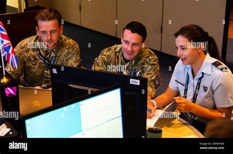 Los Participantes Del Comando Espacial Del Reino Unido Junto Con Su