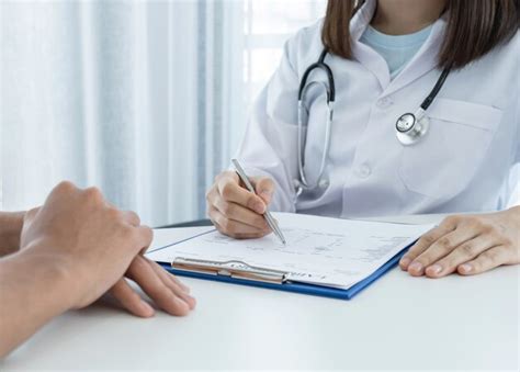 Os Médicos Relatam Os Resultados Dos Exames De Saúde E Recomendam