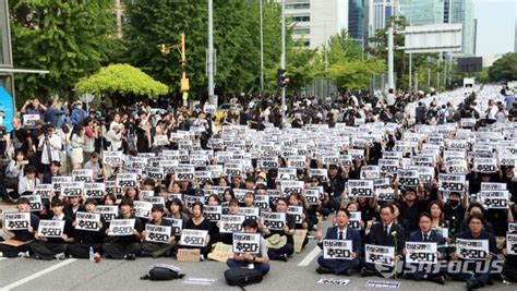 포토 국회 앞 대규모 고故 서이초 교사 49재 추모집회