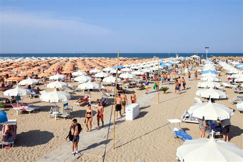 Si Scambiano Baci In Spiaggia Coppia Gay Cacciata Da Chalet Certi Atteggiamenti Non Vanno Bene