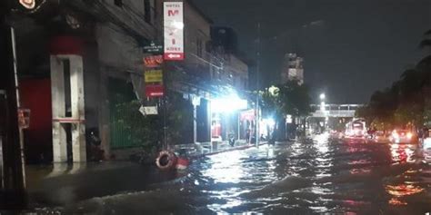 Hujan Deras Guyur Jakarta Sejumlah Wilayah Terendam Banjir Di Hari