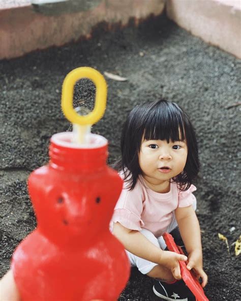 クロさんのインスタグラム写真 クロinstagram「﻿ シャボン玉大好き👧🏽💕💕💕﻿ ﻿ このクマのシャボン玉は私が小さい頃も使って