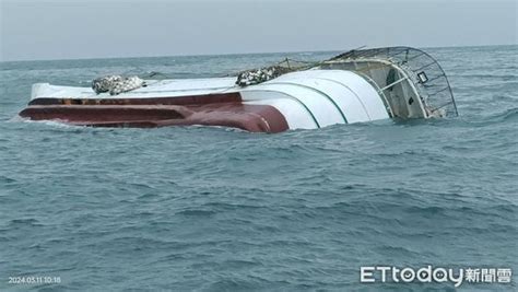 布袋外海漁船翻覆畫面曝！4落海2人被海流帶走 海巡驚險全救回 Ettoday社會新聞 Ettoday新聞雲