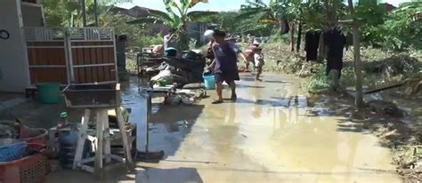 Banjir Bandang Surut Warga Kebonbatur Demak Berjibaku Bersihkan Lumpur