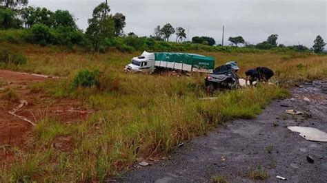 Un tremendo choque frontal entre auto y camión en Corrientes dejó tres