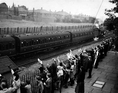 Evacuation of children: waving goodbye to the train, 1939 | Flickr