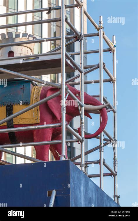 Estatua Del Elefante Y El Castillo Envuelto En Andamios Antes De La