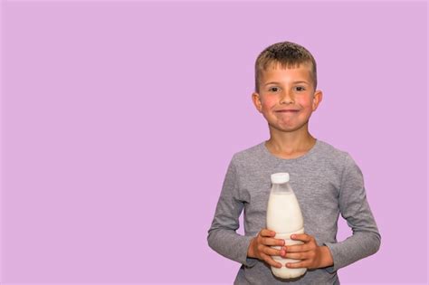 Niño sosteniendo una botella de leche Foto Premium