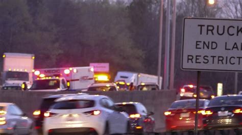 Charlotte Traffic Wreck Blocks 2 Lanes On I 77 Southbound Near John