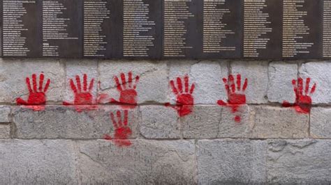 Paris Des Mains Rouges Tagu Es Sur Le M Morial De La Shoah Et Des Fa Ades