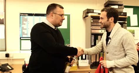 Mata congratulates Manchester United employee on 15 years' service ...