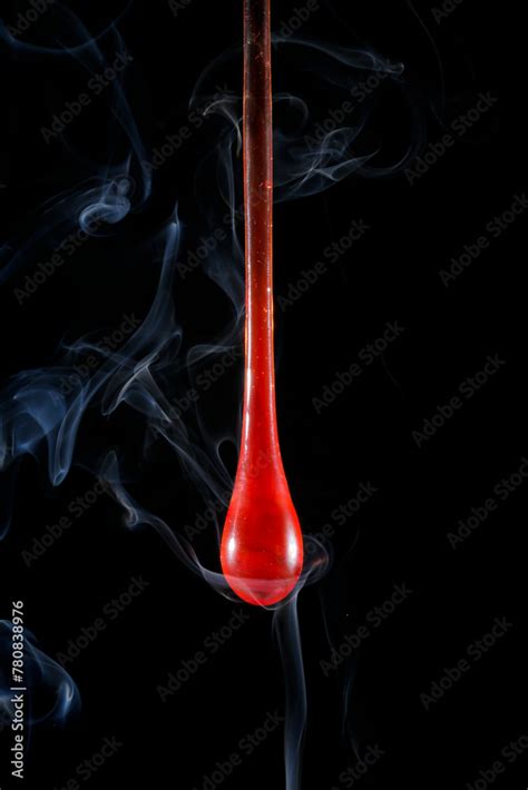 Gota De Vidro Vermelho Semi Transparente Em Fundo Preto Fotografia Em