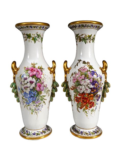 Paire de vases à décor floral en porcelaine de Paris France circa 1880