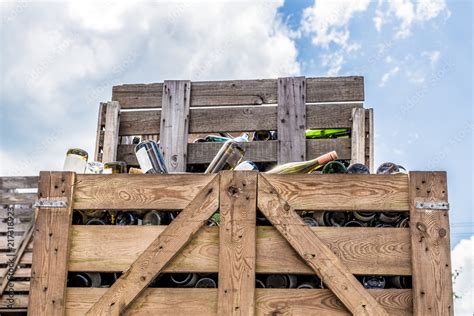 Leere Weinflaschen In Weinkisten Gestapelt Stock Foto Adobe Stock