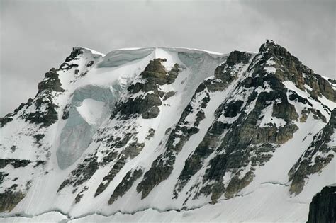 Montaña cubierta de nieve Foto Premium