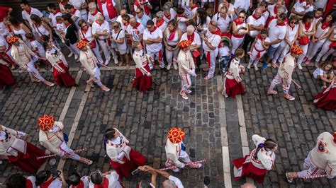 La Procesi N En Honor A San Ferm N Paso A Paso Miles De Pamploneses