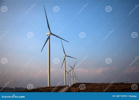 Ferme De Turbine De Vent De Silhouette Au Coucher Du Soleil Photo Stock