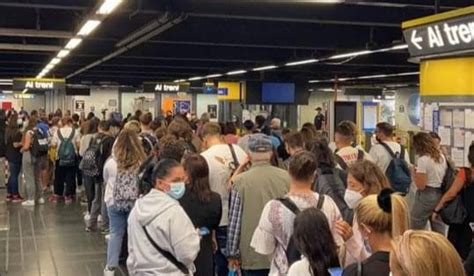 Napoli Salvator Rosa Sorpresa Senza Mascherina Sulla Metro Insulta I