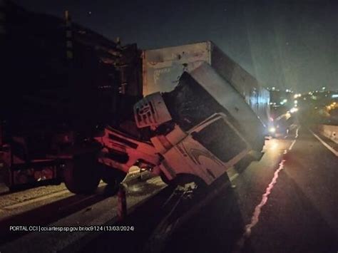 Colis O Entre Duas Carretas Na Rodovia Raposo Tavares Em Sorocaba