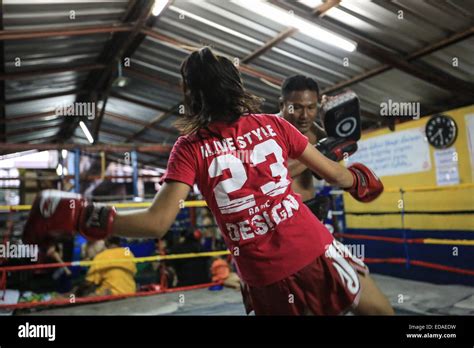 Bangkok Thailand 7th Nov 2014 Female Fighter Trains In A Boxing