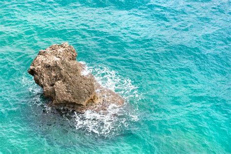 Ondas Do Mar Quebrando Nas Rochas Salpicos Foto Premium