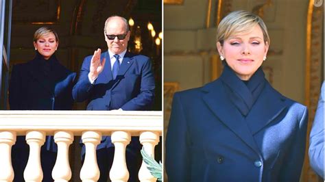 Albert II et Charlene de Monaco très élégants au balcon du palais pour