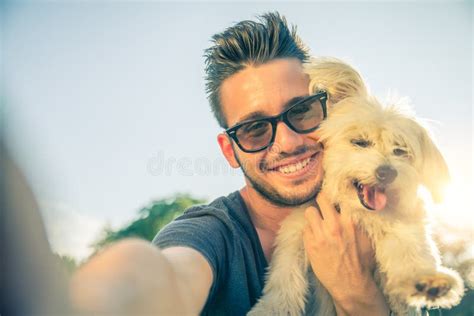 Unga Lyckliga Par Med Hunden Som Tar En Selfie Arkivfoto Bild Av