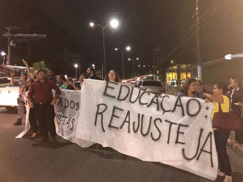 Professores protestam em frente à Assembleia em Manaus para cobrar