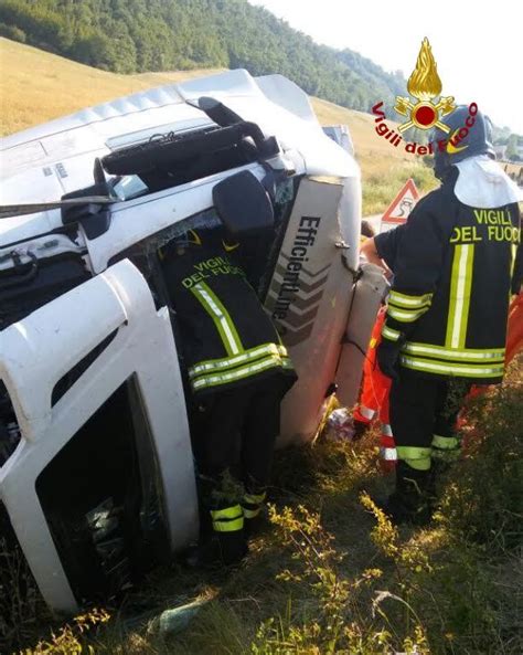 Piandimeleto Incidente Sulla Provinciale Camion Si Ribalta Su Un Fianco