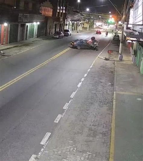 VÍDEO Motociclista voa após bater contra carro conduzido por