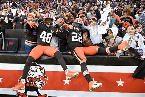 Cleveland Browns Rally To Defeat The Chicago Bears 20 17 In A Defensive